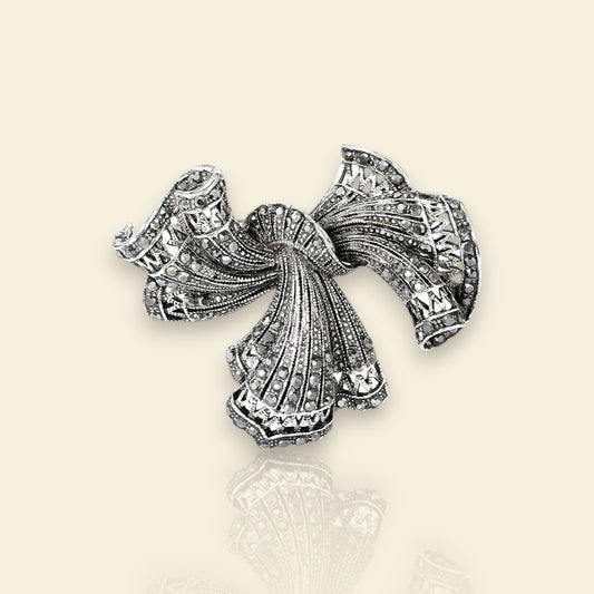 broche argentée Volana, une broche pour vêtements en forme de nœud aérien