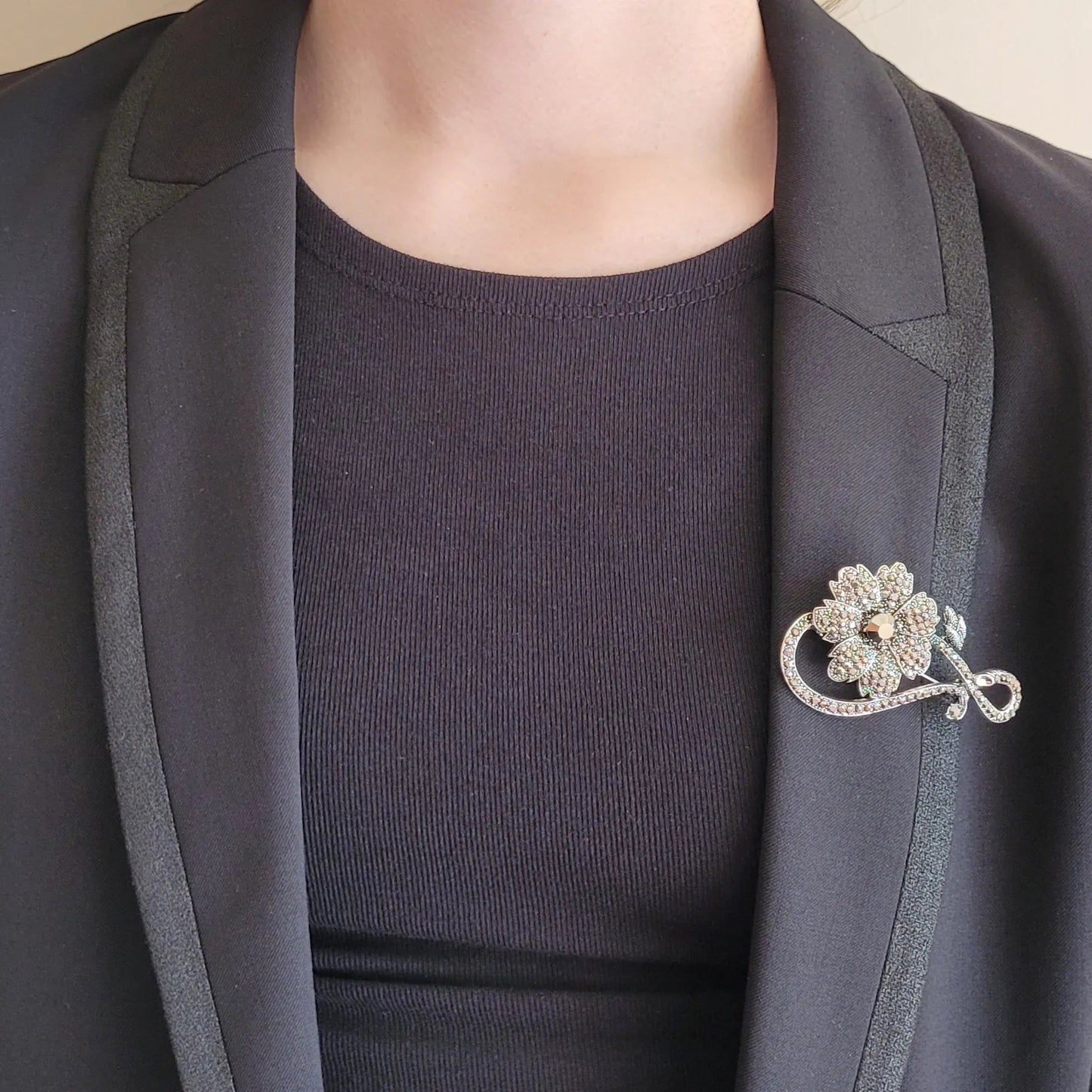 broche de luxe Dark Flower de Niiki Paris en forme de fleur