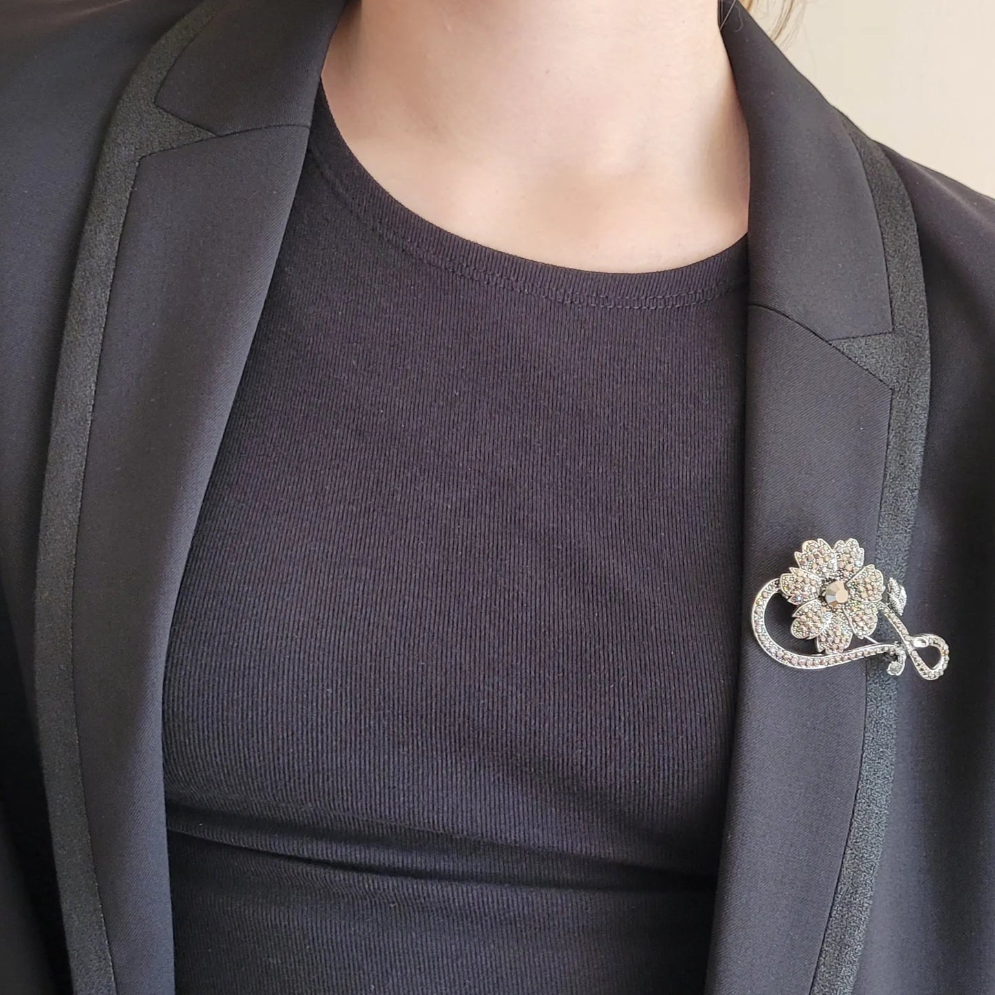 broche de luxe avec cristaux gris Dark Flower de Niiki Paris