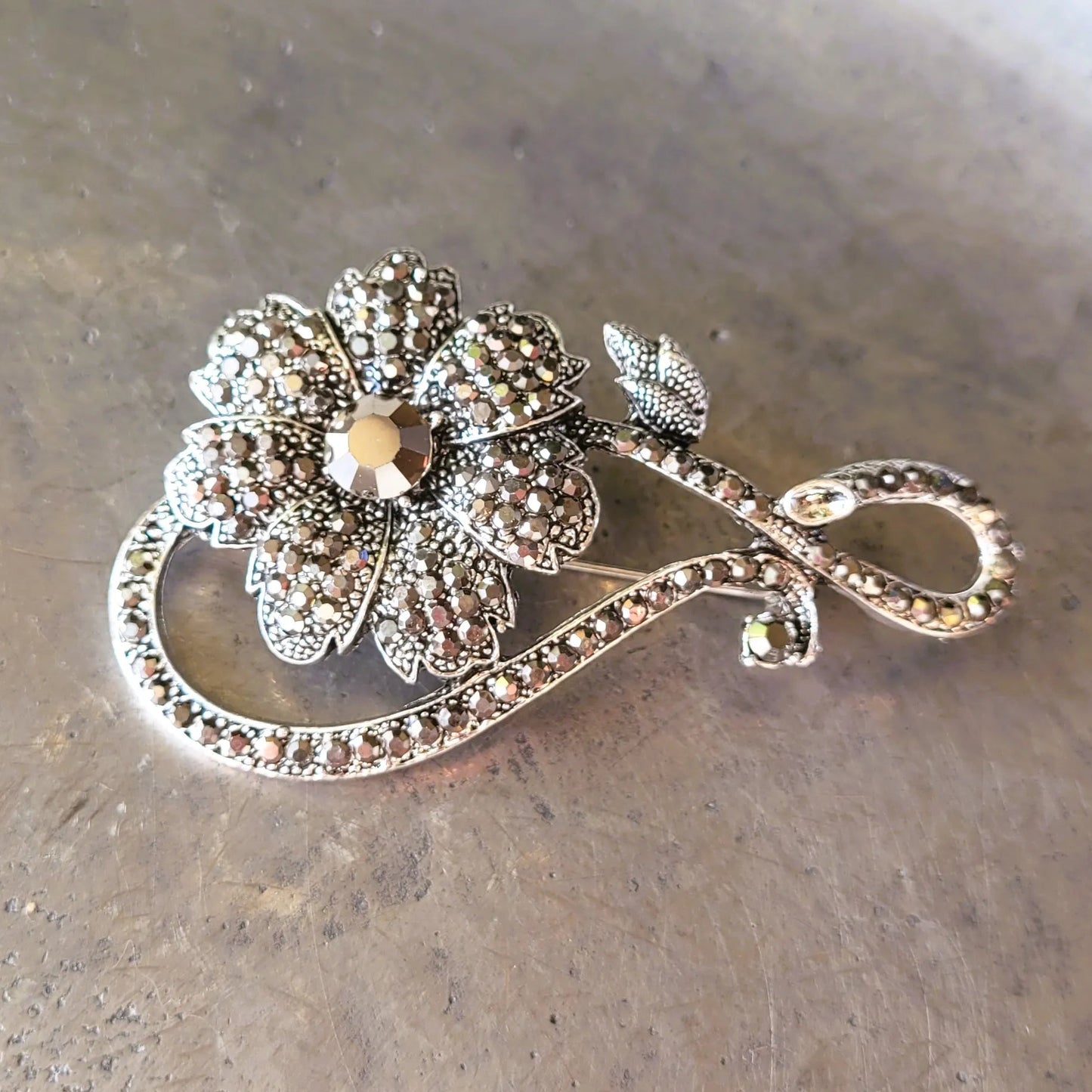 broche pour vêtement Dark Flower de Niiki Paris en forme de fleur