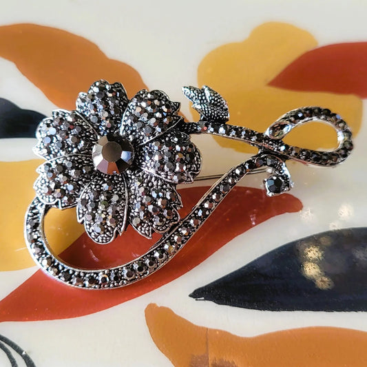 broche pour vêtement Dark Flower de Niiki Paris avec cristaux gris