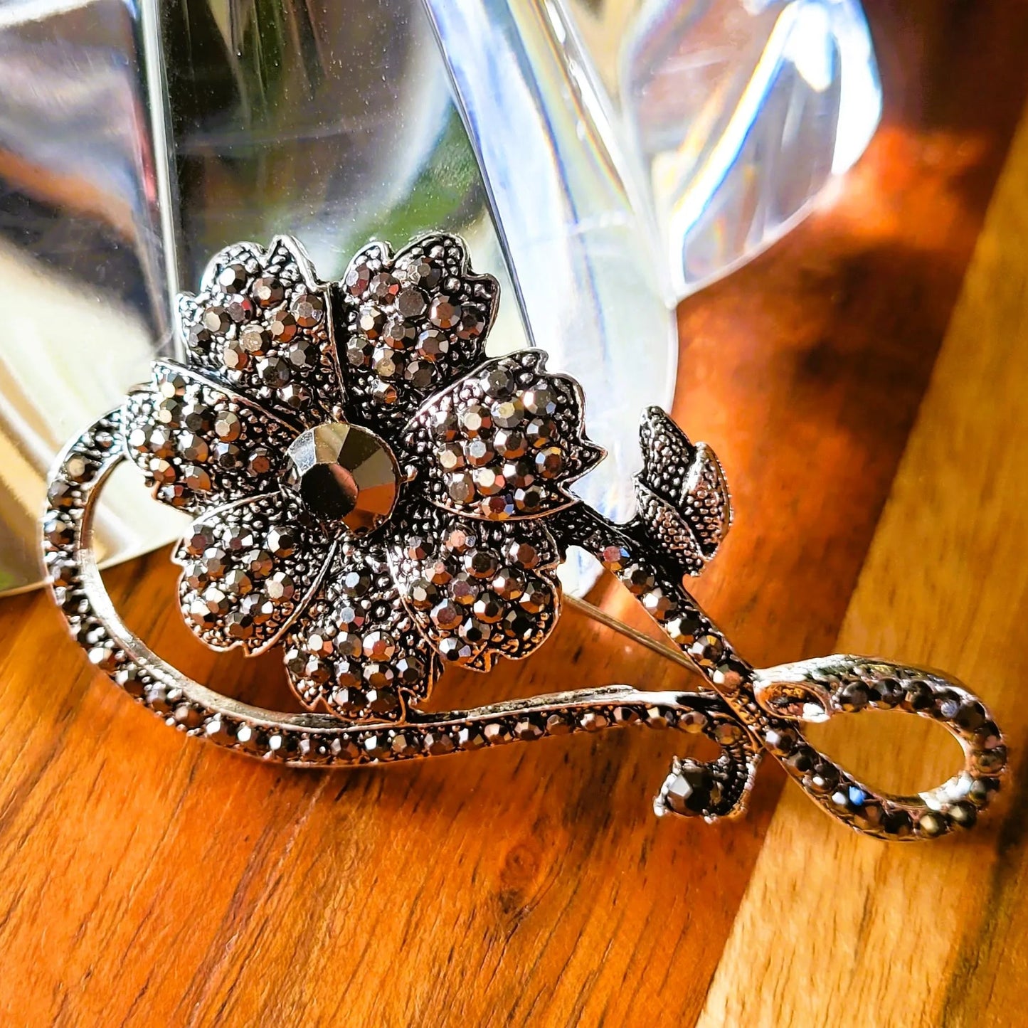 broche pour vêtement de femmes Dark Flower de Niiki Paris en forme de fleur