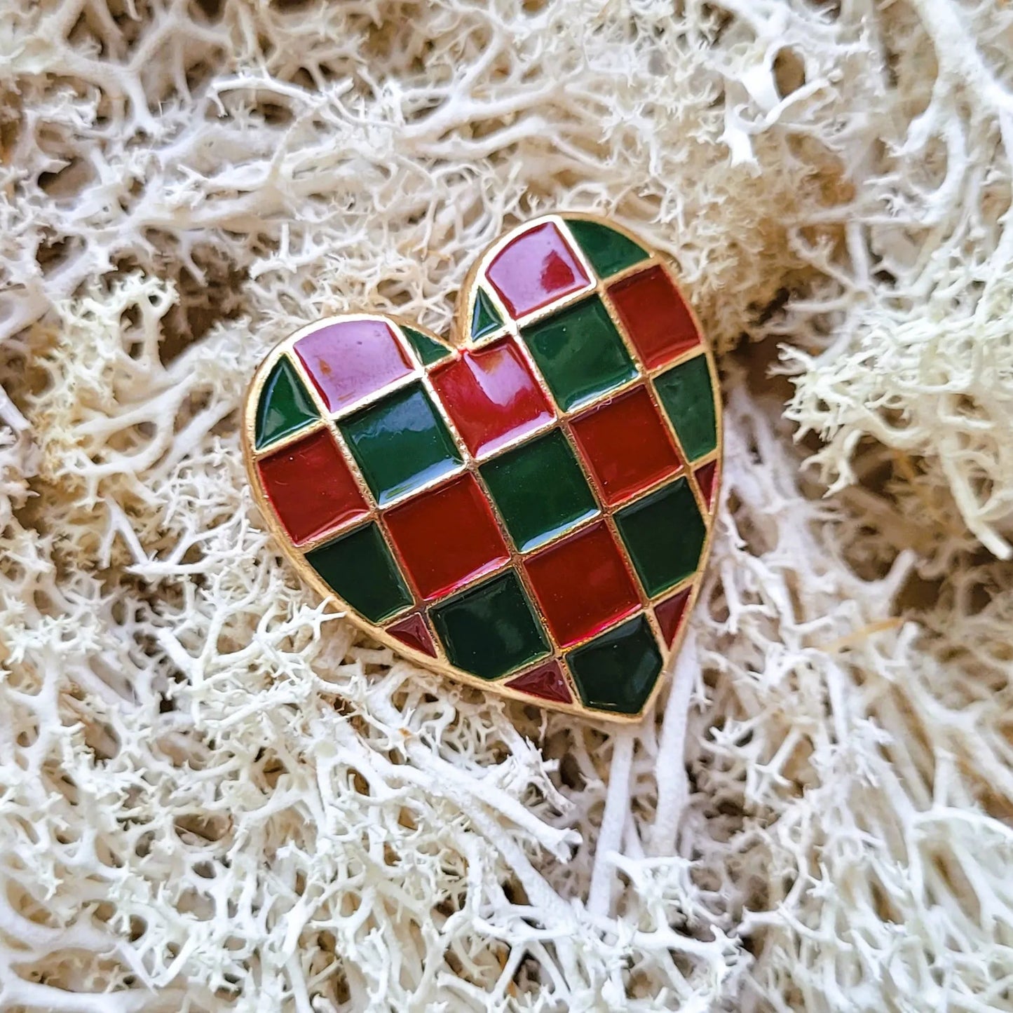 broche dorée Amore, un bijou moderne d’un cœur couture, tendance en 2025