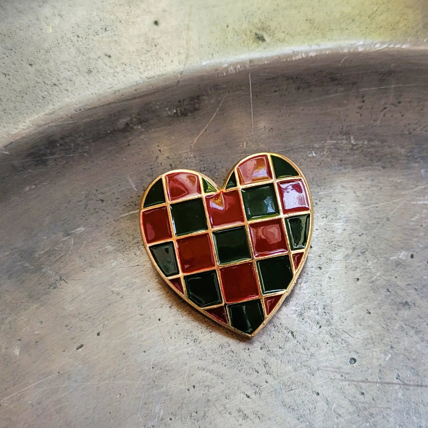 broche dorée Amore, une broche luxe d’un cœur couture, un bijou tendance en 2025