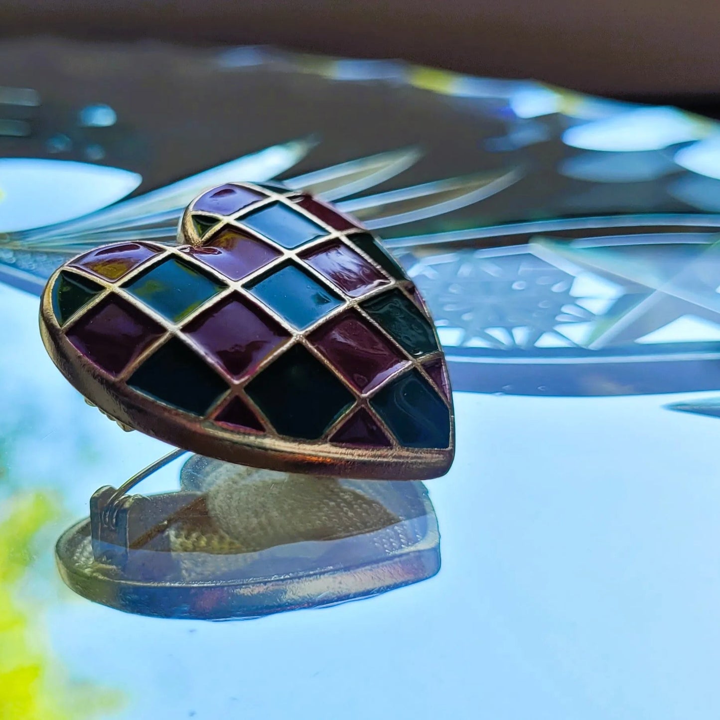 broche dorée Amore, une broche luxe d’un cœur à damier rouge et vert