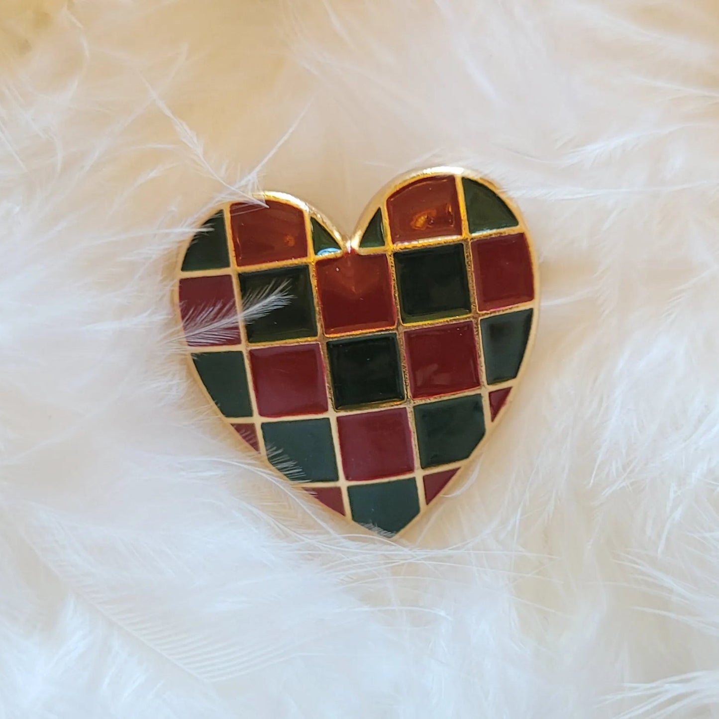 broche dorée Amore, une broche cœur couture pour vêtement, tendance en 2025