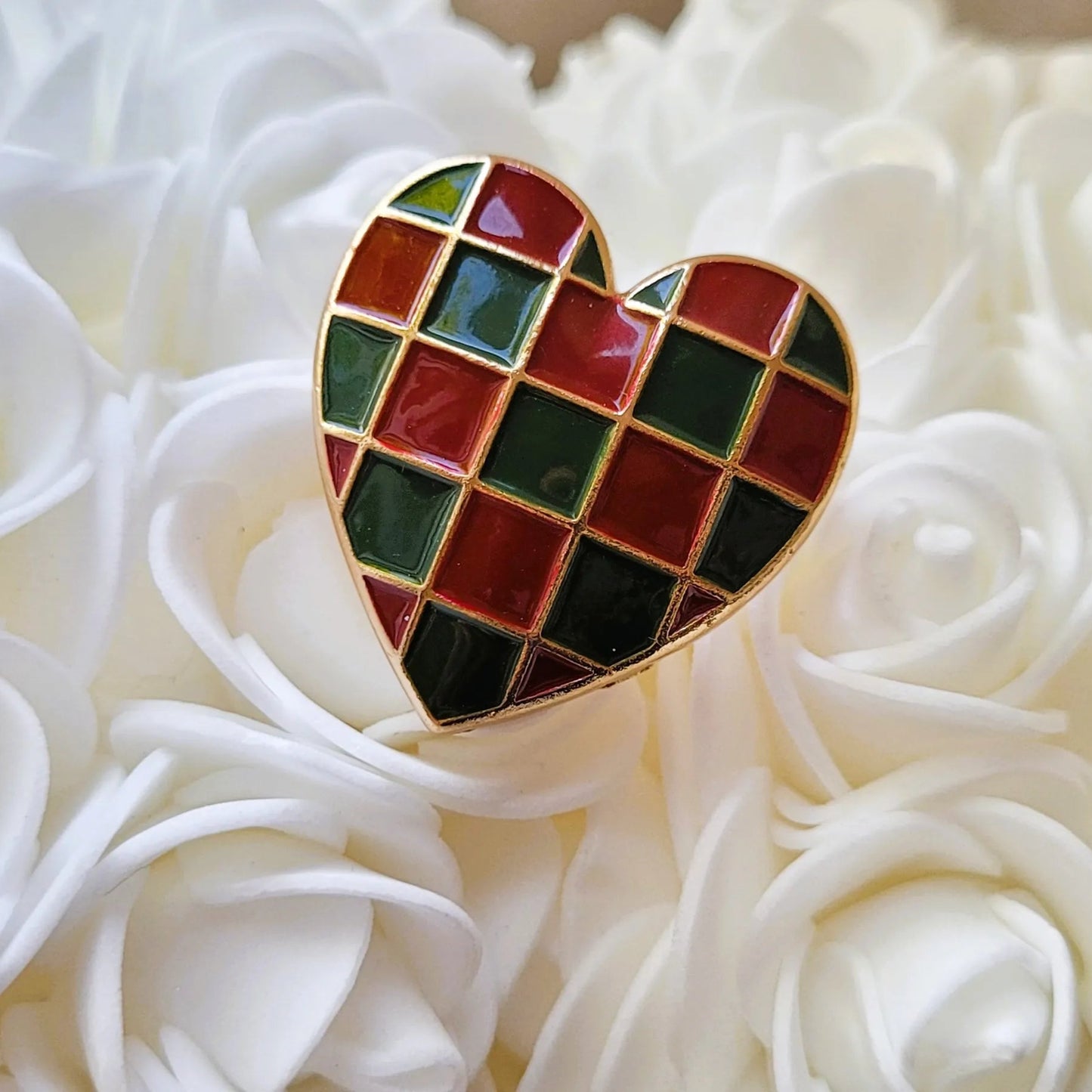 broche dorée Amore, une broche cœur à damier rouge et vert pour vêtement