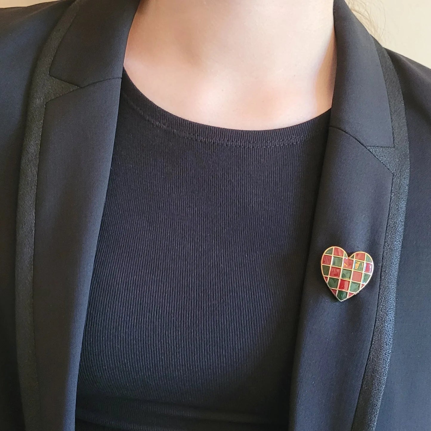 broche dorée Amore, une broche cœur couture pour vêtement de femme, tendance en 2025