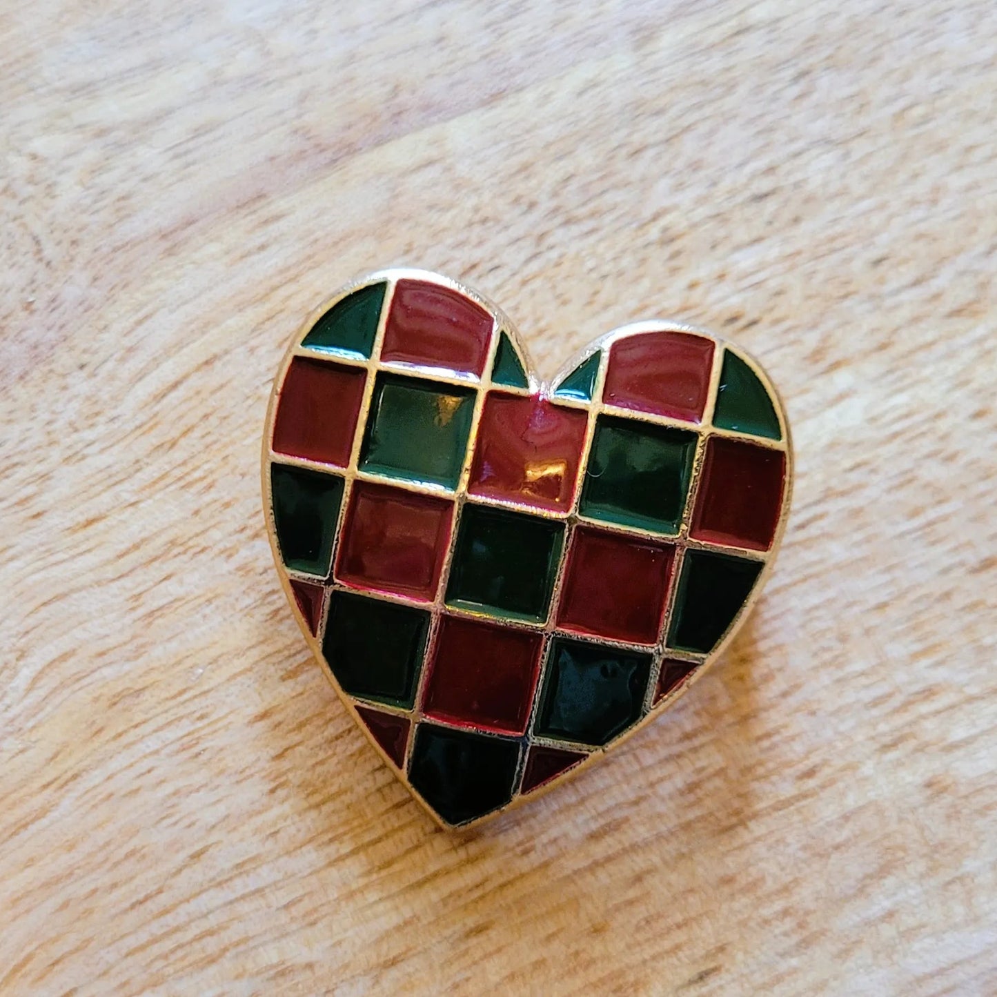 broche dorée Amore, une broche cœur à damier rouge et vert pour vêtement de femme