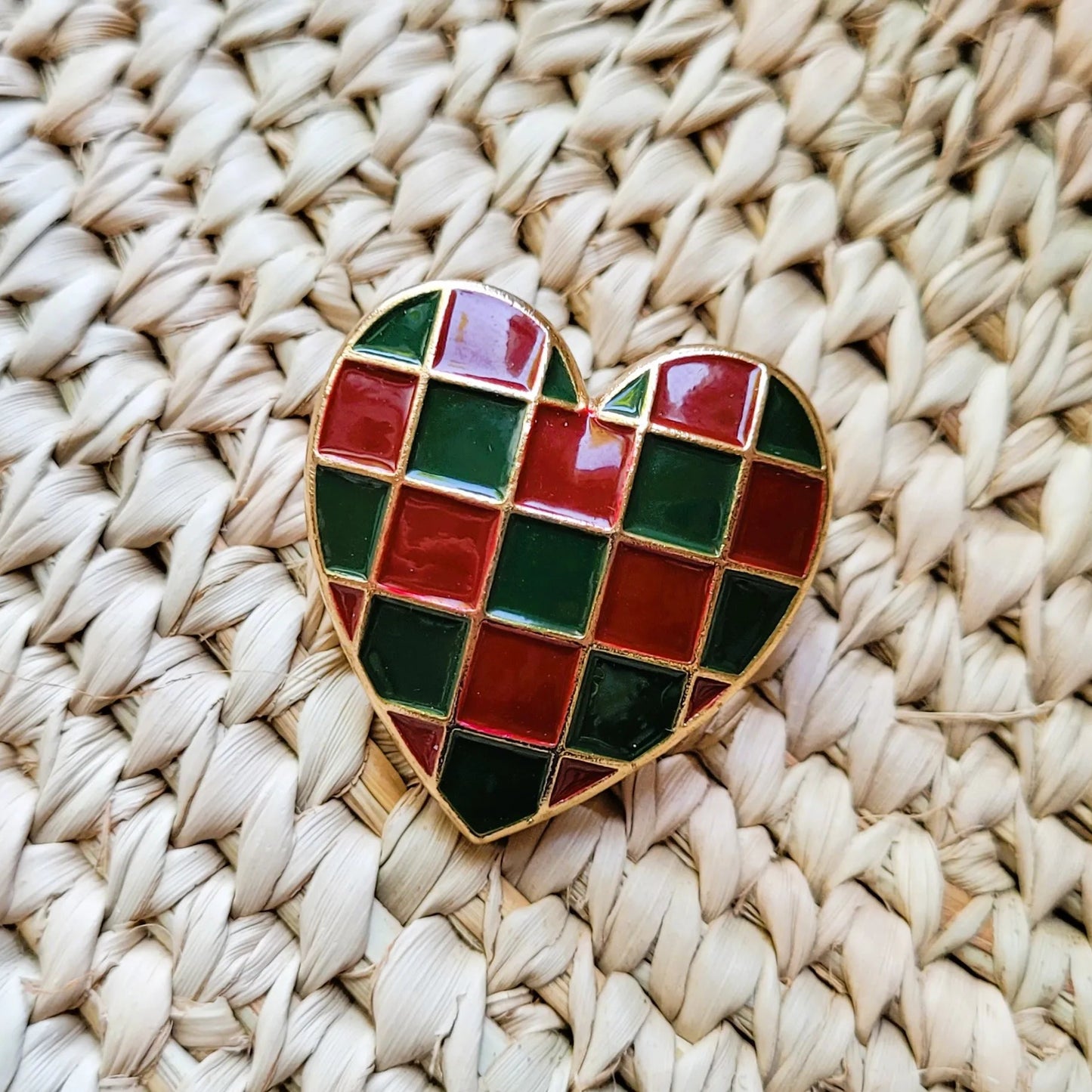 broche dorée Amore, un bijou cœur couture, tendance en 2025