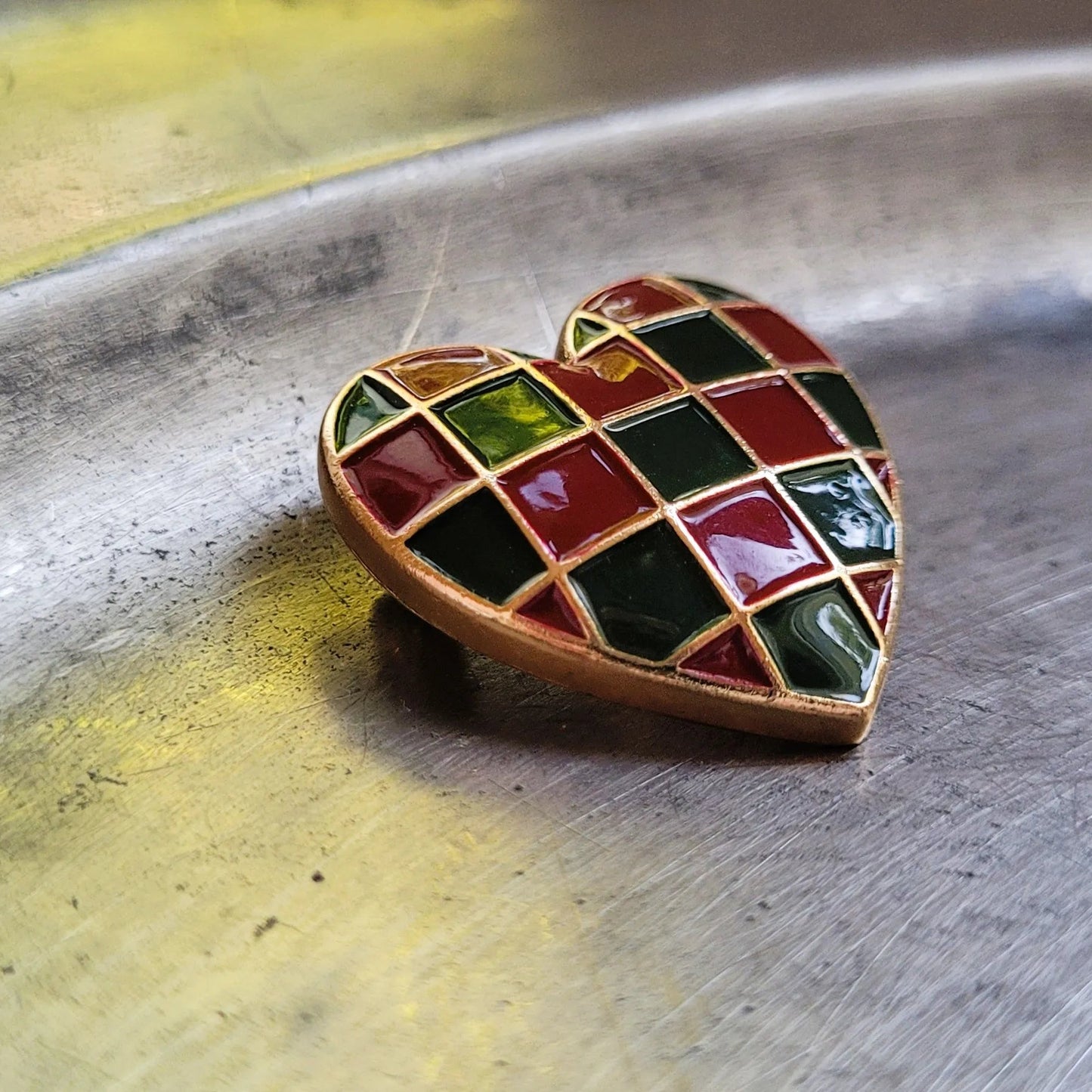 broche dorée Amore, un bijou cœur à damier rouge et vert