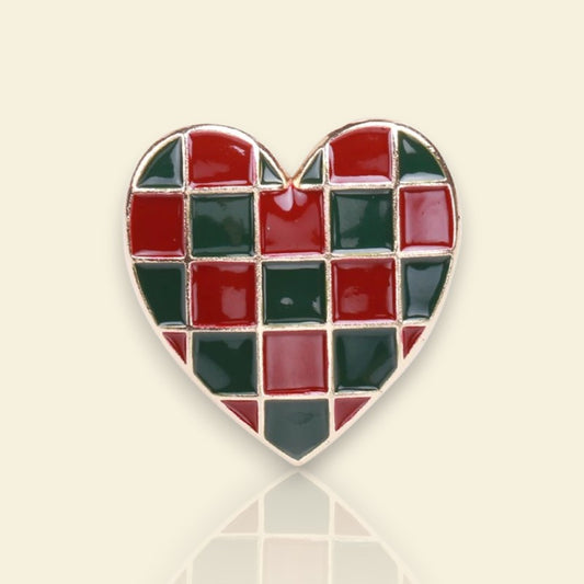 broche dorée Amore, une broche cœur couture, bijou tendance en 2025