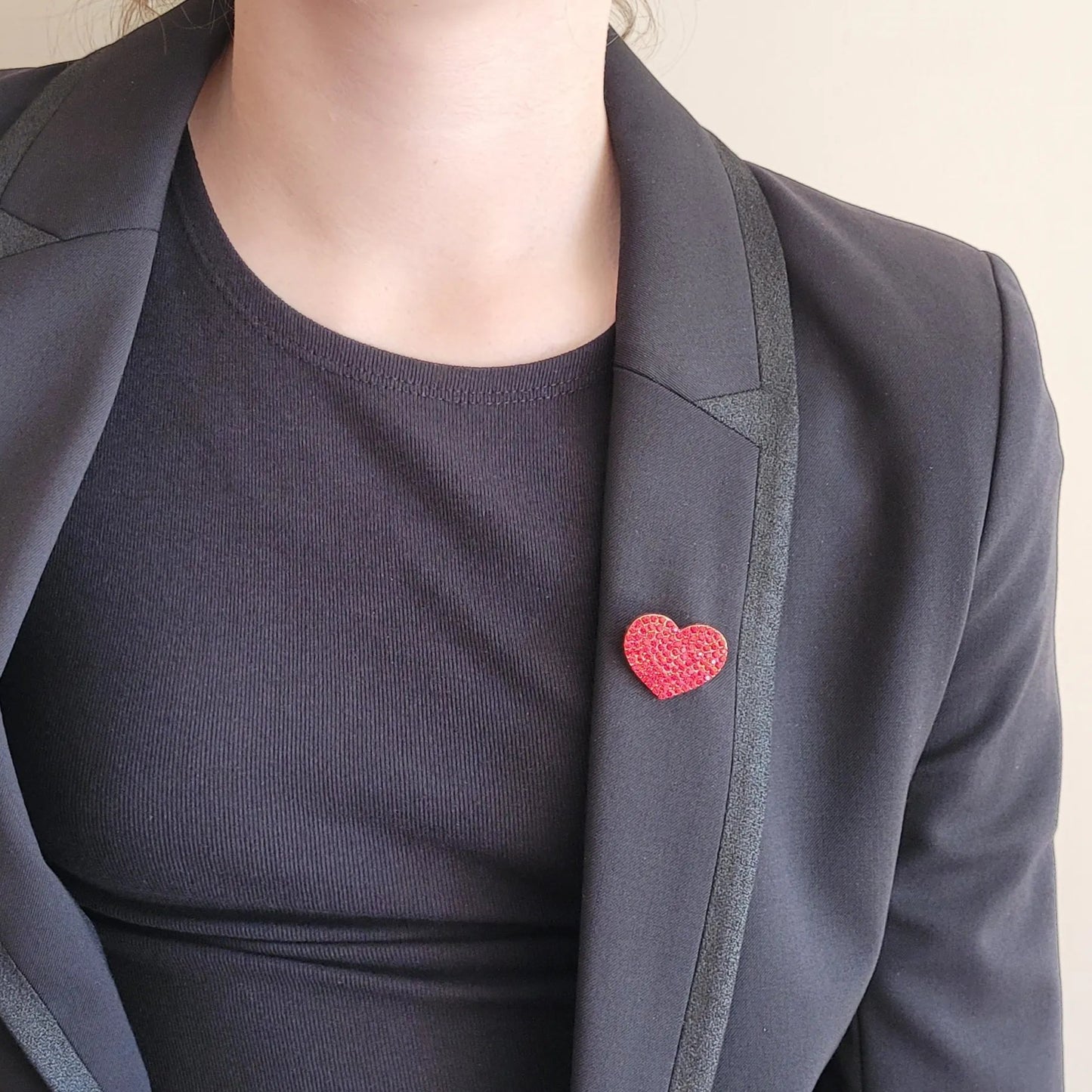 broche dorée Amour, une broche en forme de cœur rouge pour femme chic