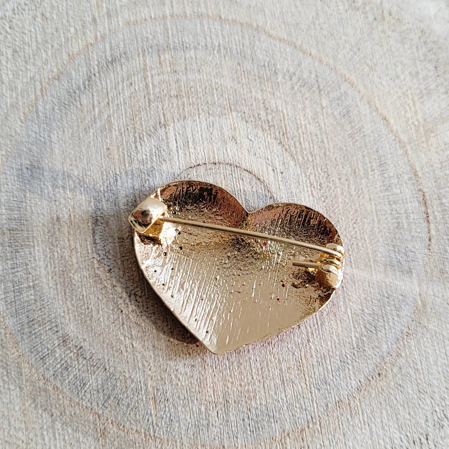 une broche dorée Amour de luxe en cœur rouge