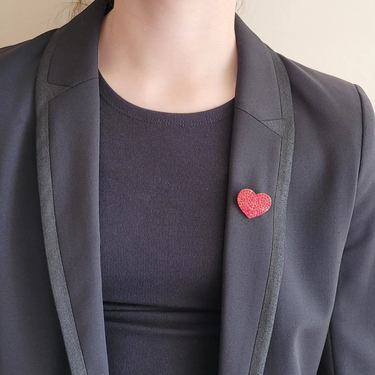 broche dorée Amour, une broche en forme de cœur rouge pour vêtement de femme