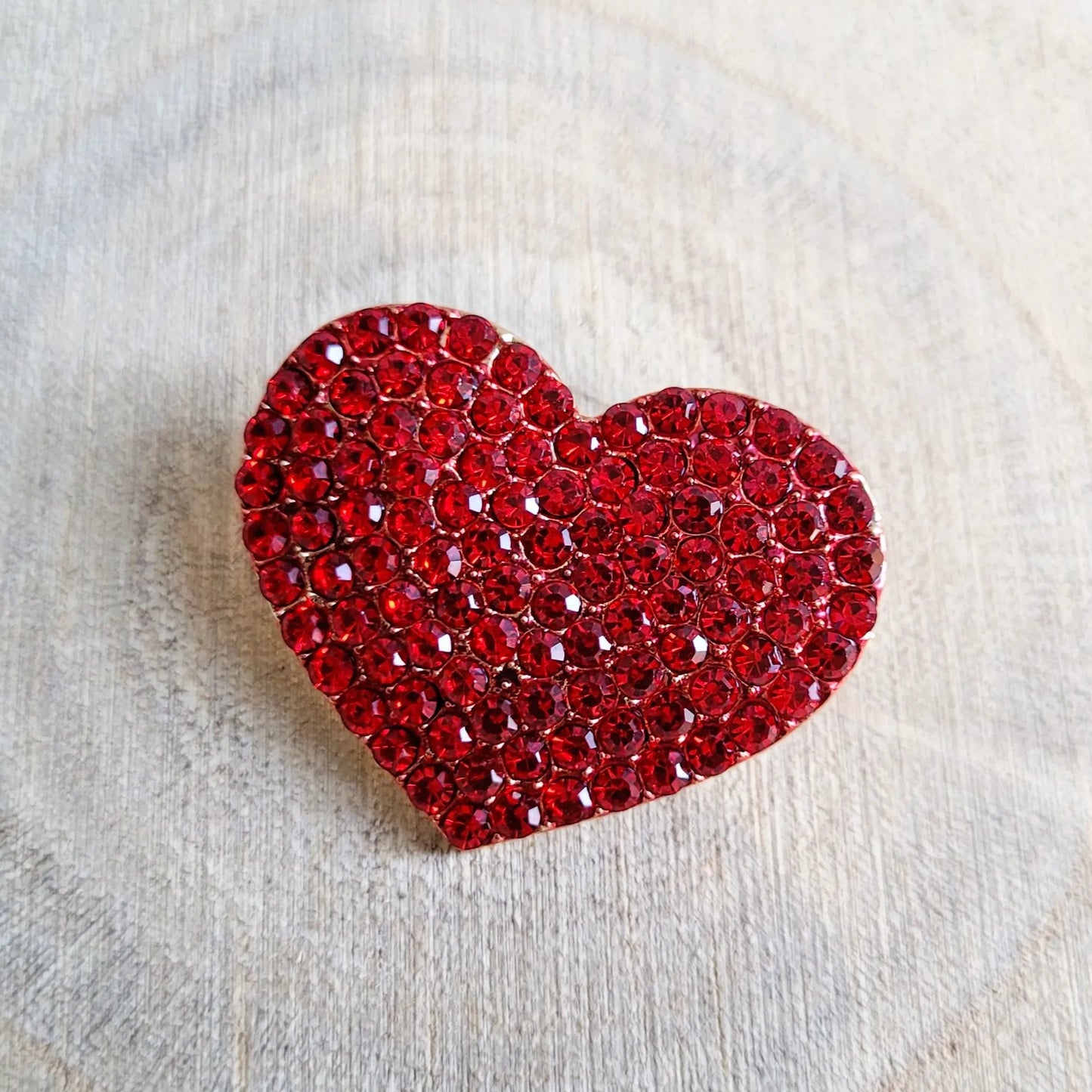 broche dorée Amour en cœur de strass rouges de la collection de broches bijoux