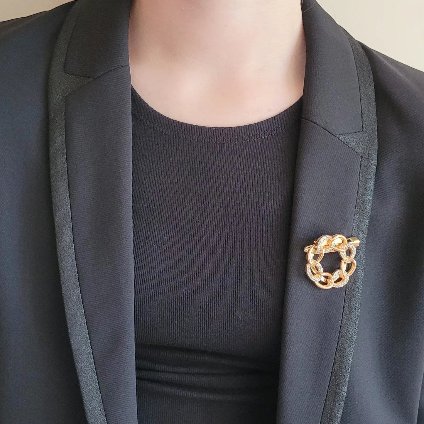 broche dorée Anaelle, un bijou moderne en forme de couronne de maillons