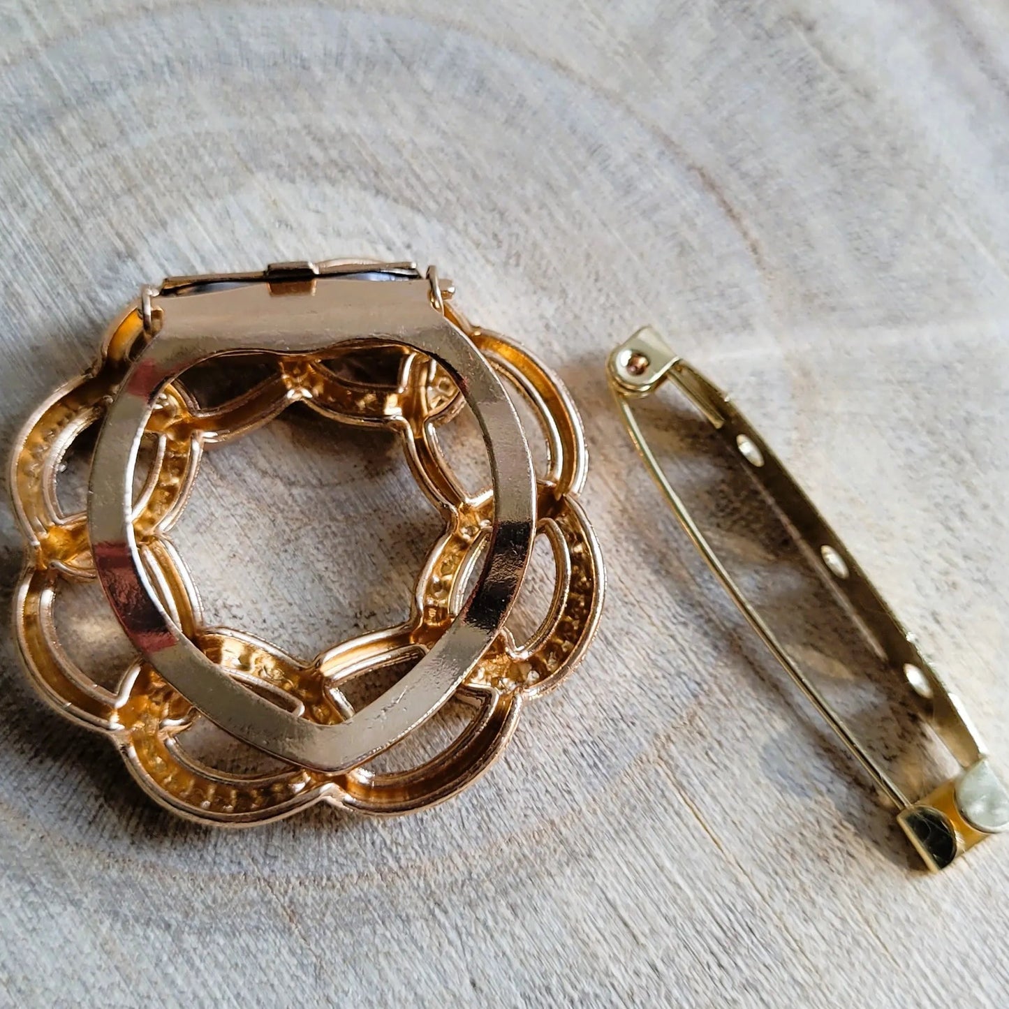 une broche dorée Anaelle de luxe en couronne de maillons