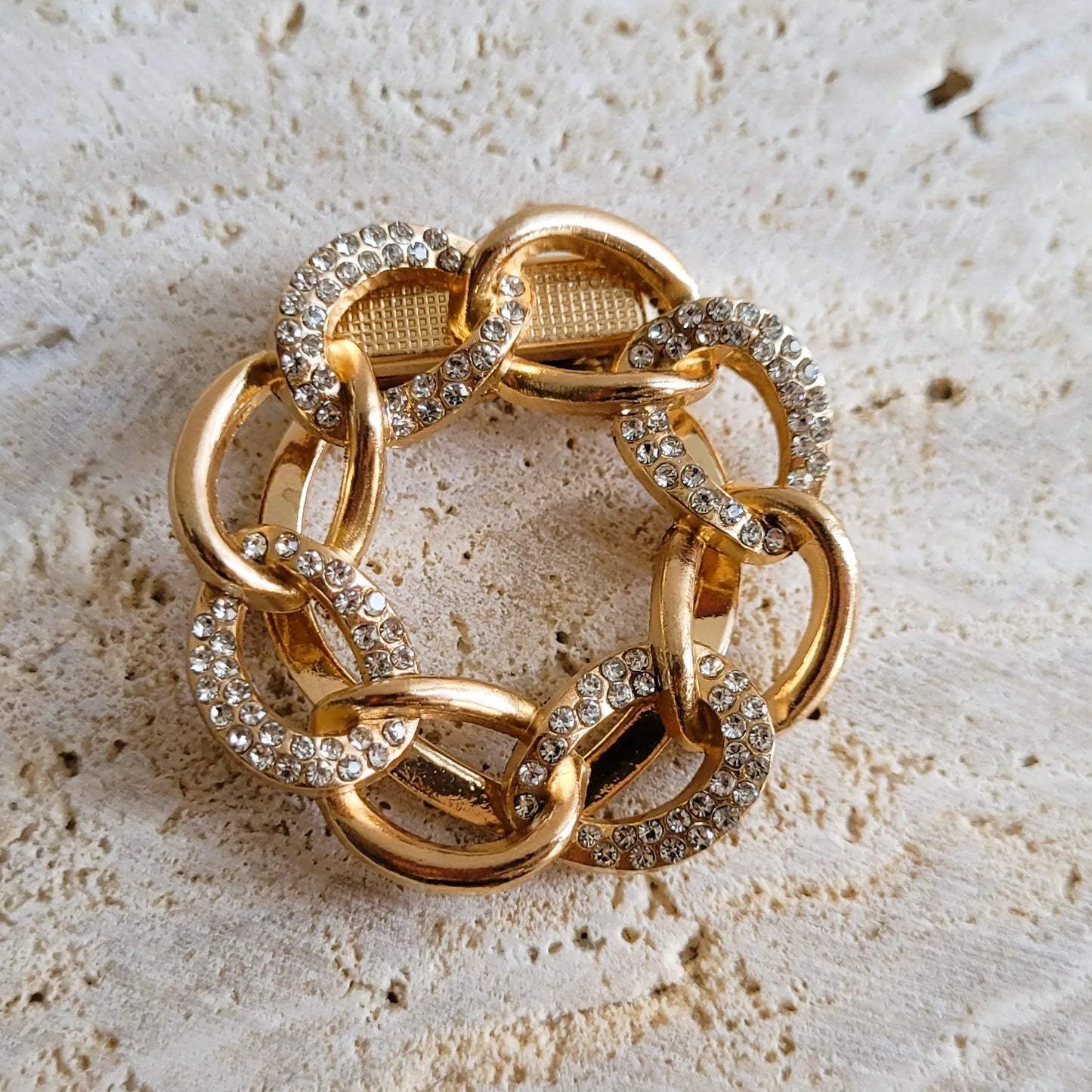 une broche dorée Anaelle en couronne de maillons pour sublimer un petit haut