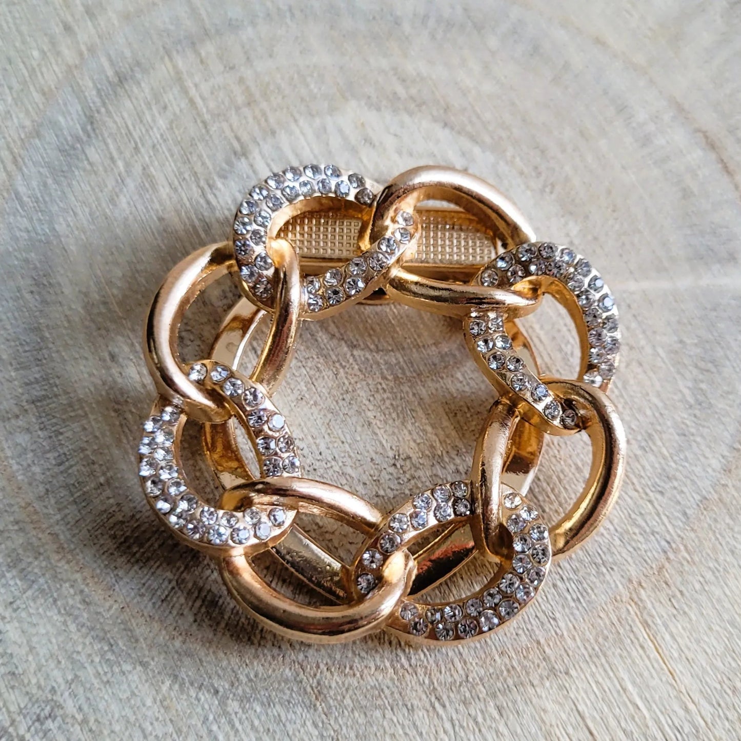 broche dorée Anaelle en couronne de maillons de la collection de broches bijoux