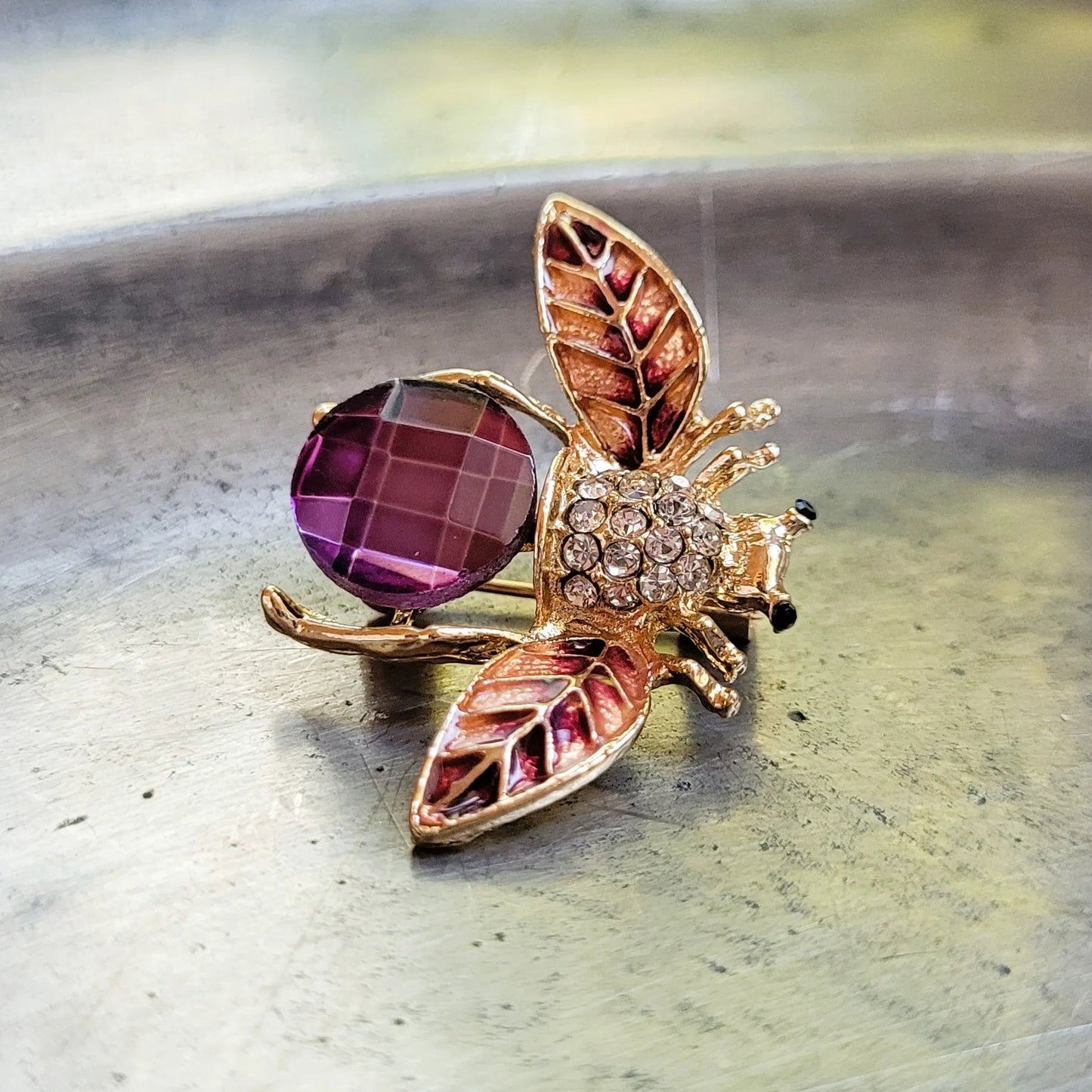 broche dorée Apisée, une broche luxe d’une abeille, un bijou tendance en 2025
