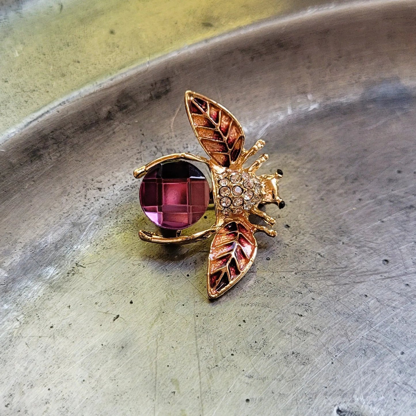 broche dorée Apisée, une broche luxe d’une abeille poétique
