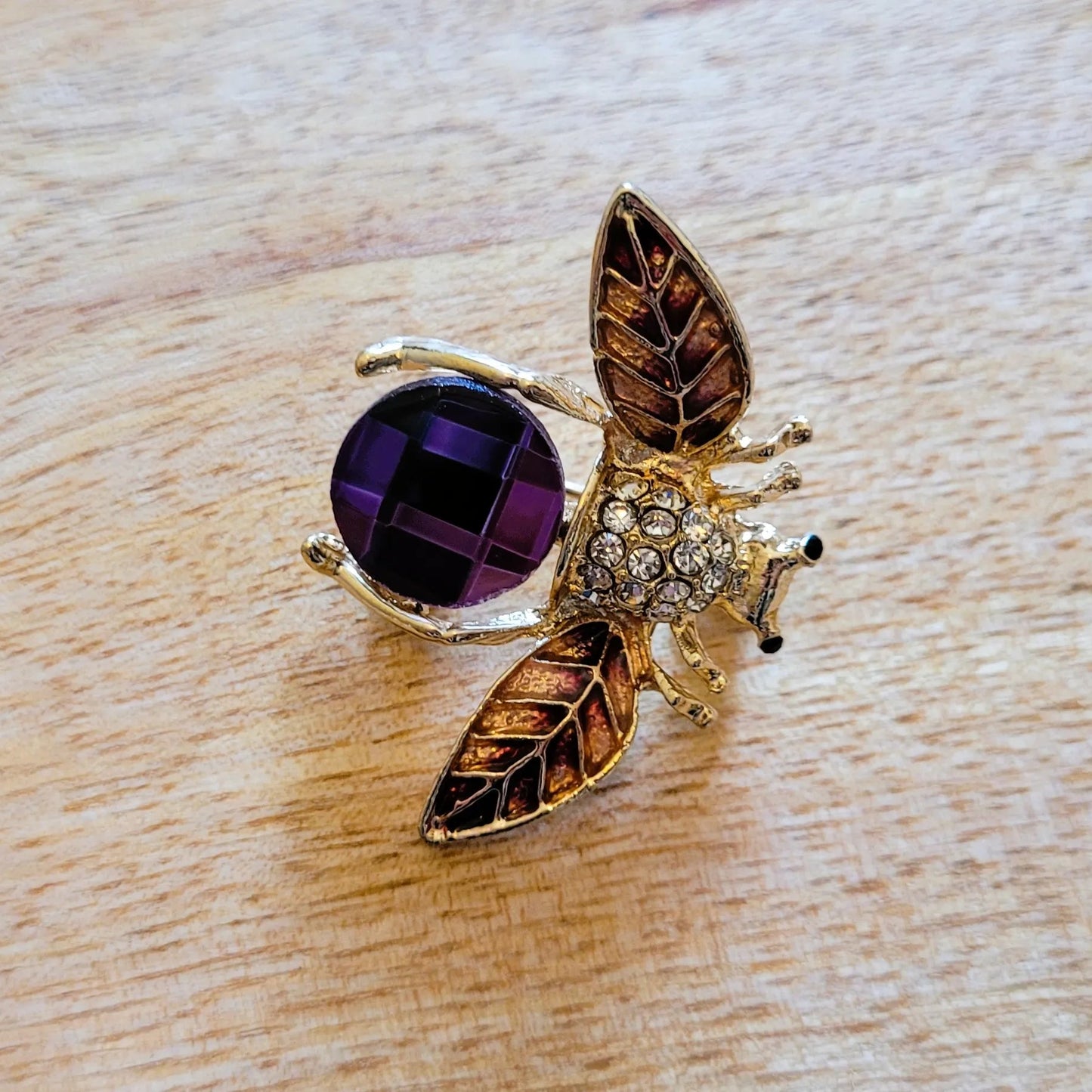broche dorée Apisée, une broche abeille pour vêtement, tendance en 2025