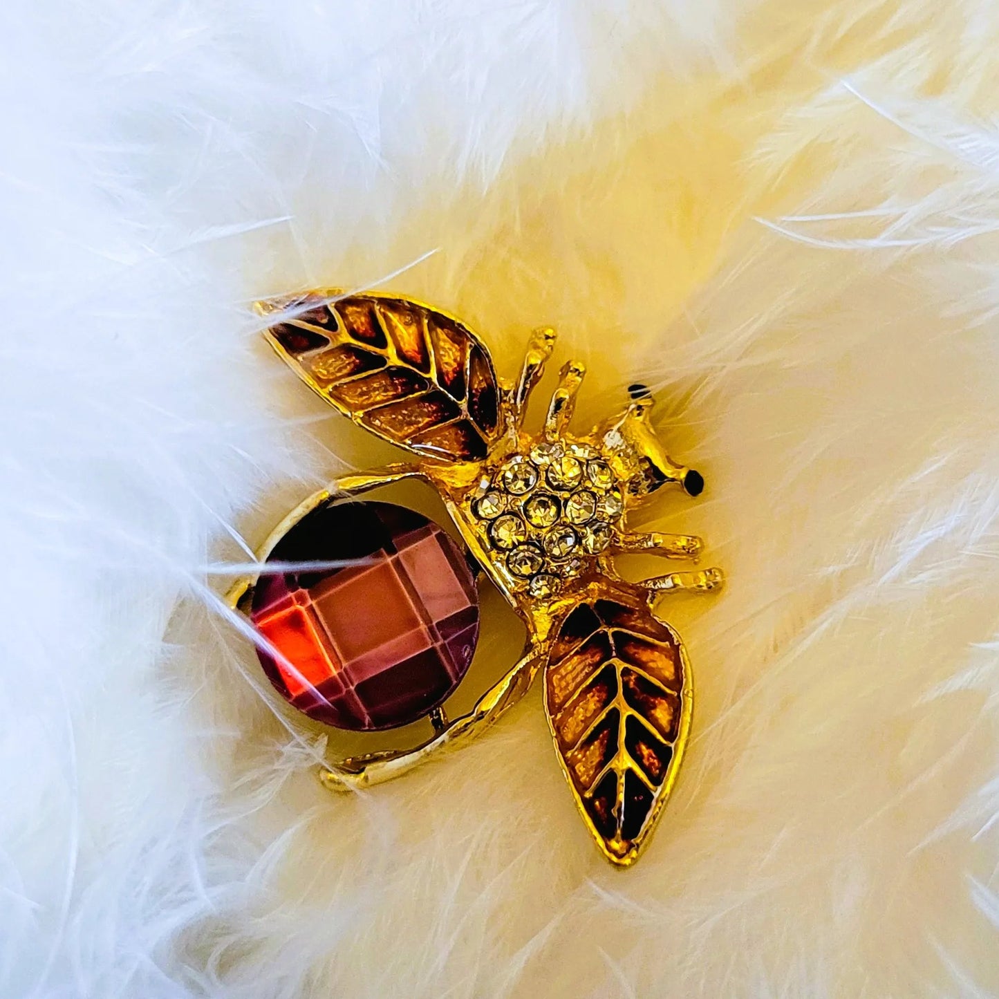 broche dorée Apisée, une broche abeille poétique pour vêtement