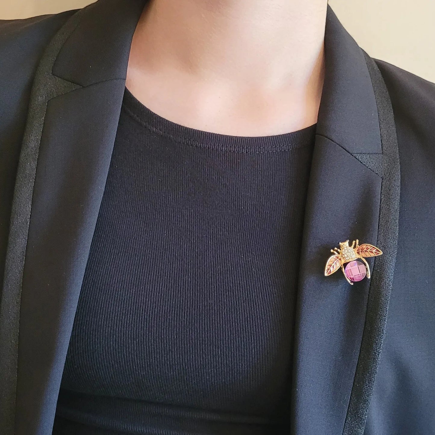 broche dorée Apisée, une broche abeille pour vêtement de femme, tendance en 2025