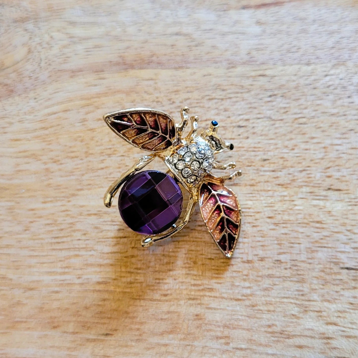 broche dorée Apisée, une broche abeille poétique pour vêtement de femme