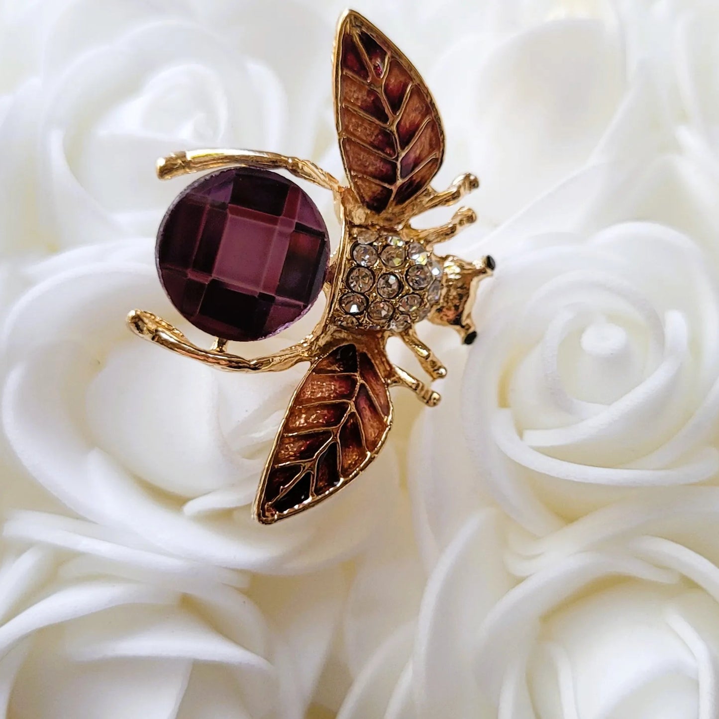 broche dorée Apisée, un bijou abeille, tendance en 2025