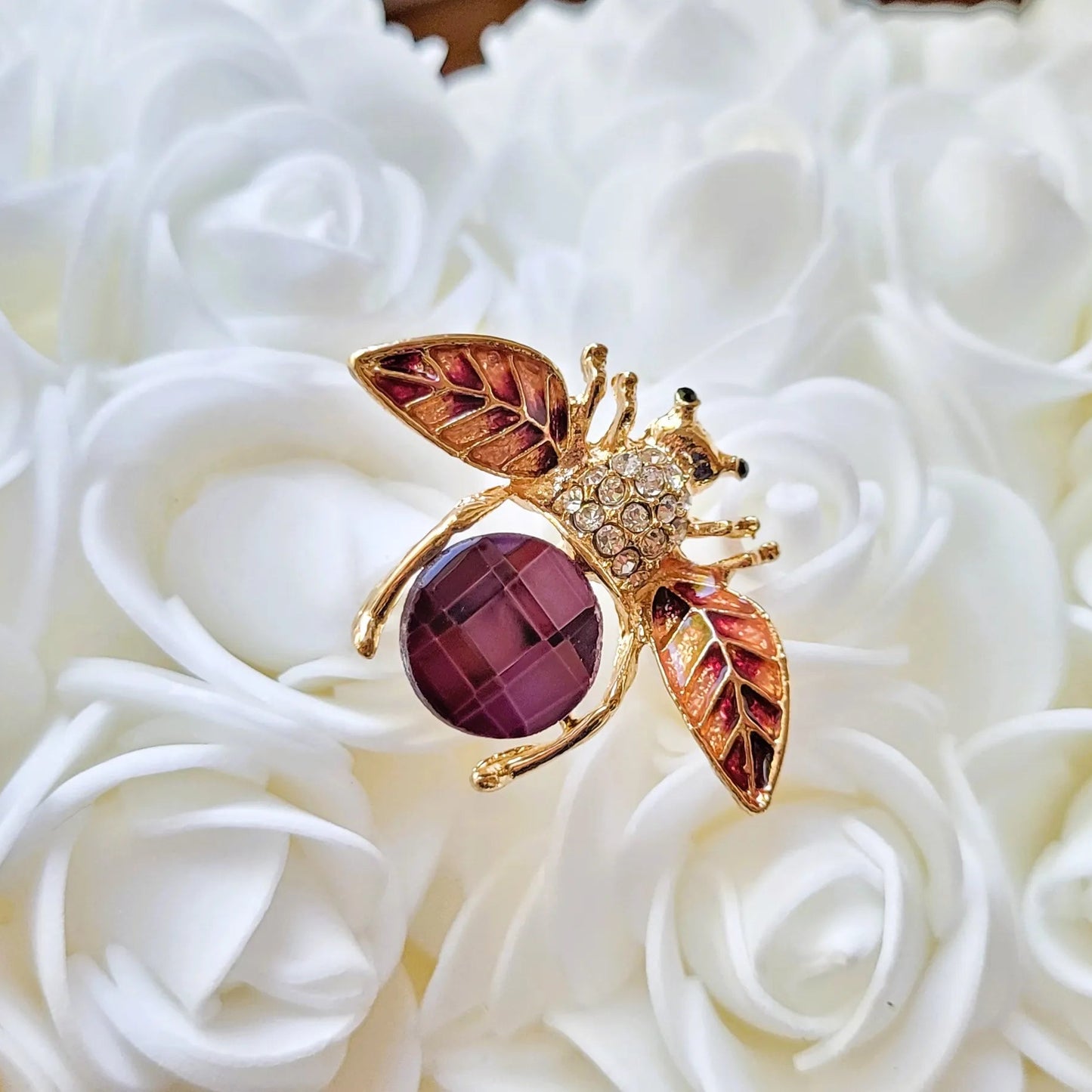 broche dorée Apisée, un bijou abeille poétique