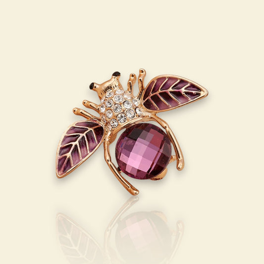 broche dorée Apisée, une broche abeille, bijou tendance en 2025