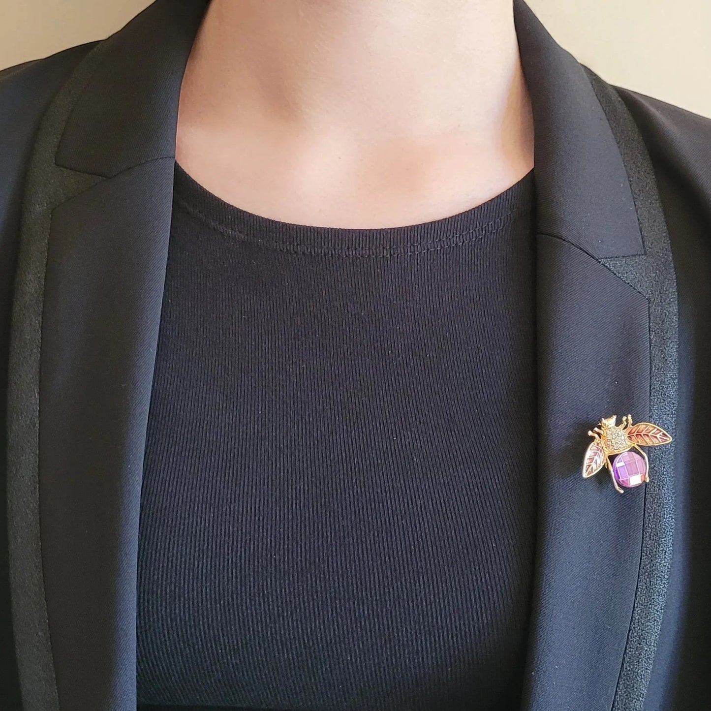 broche dorée Apisée, une broche abeille poétique