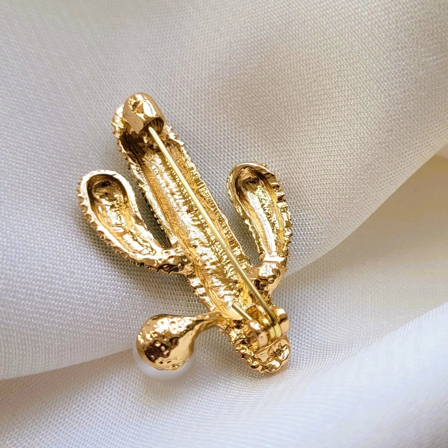 broche dorée Arizona, une broche moderne végétale d’un délicat cactus lumineux