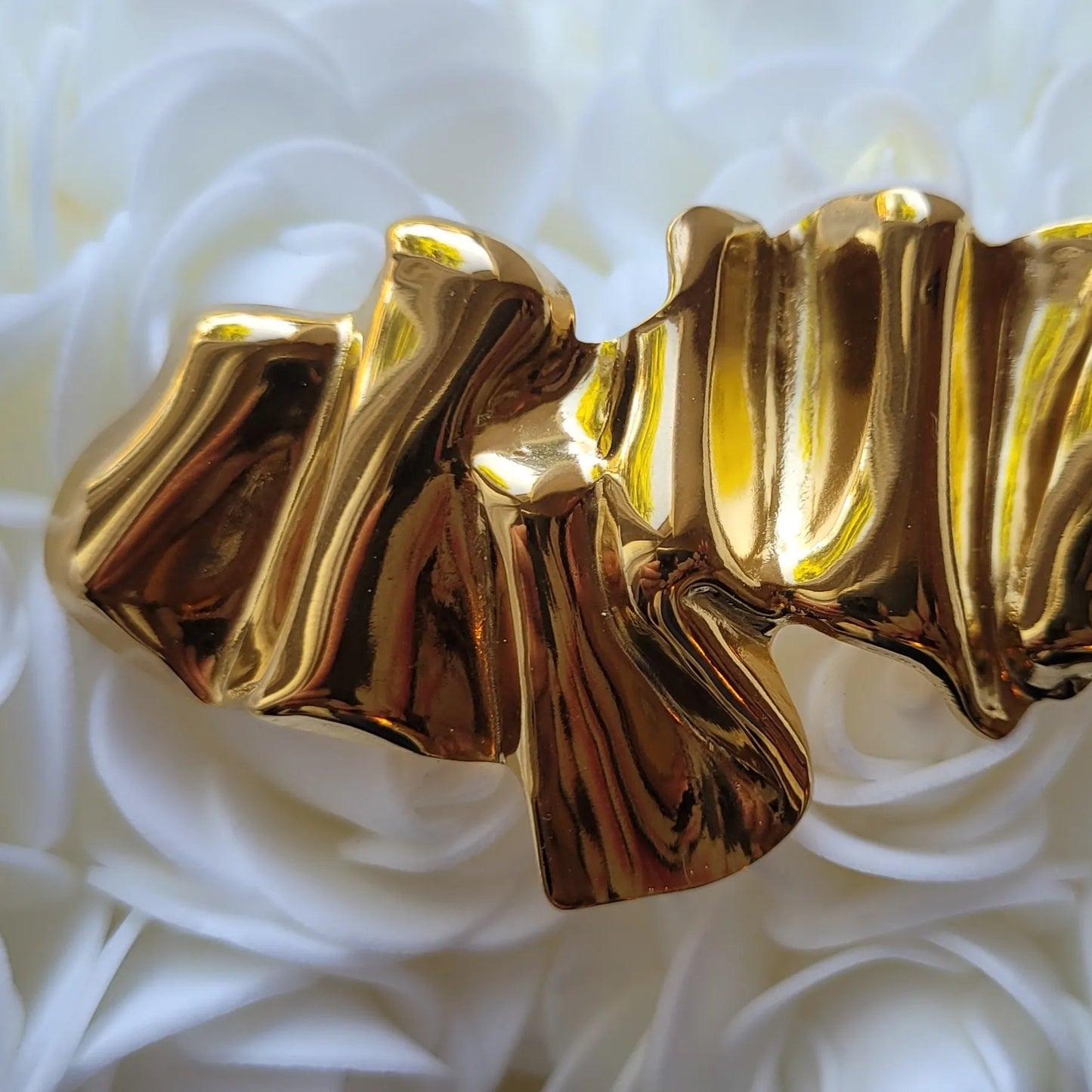 broche dorée Asmée, une broche luxe sculpturale, un bijou tendance en 2025