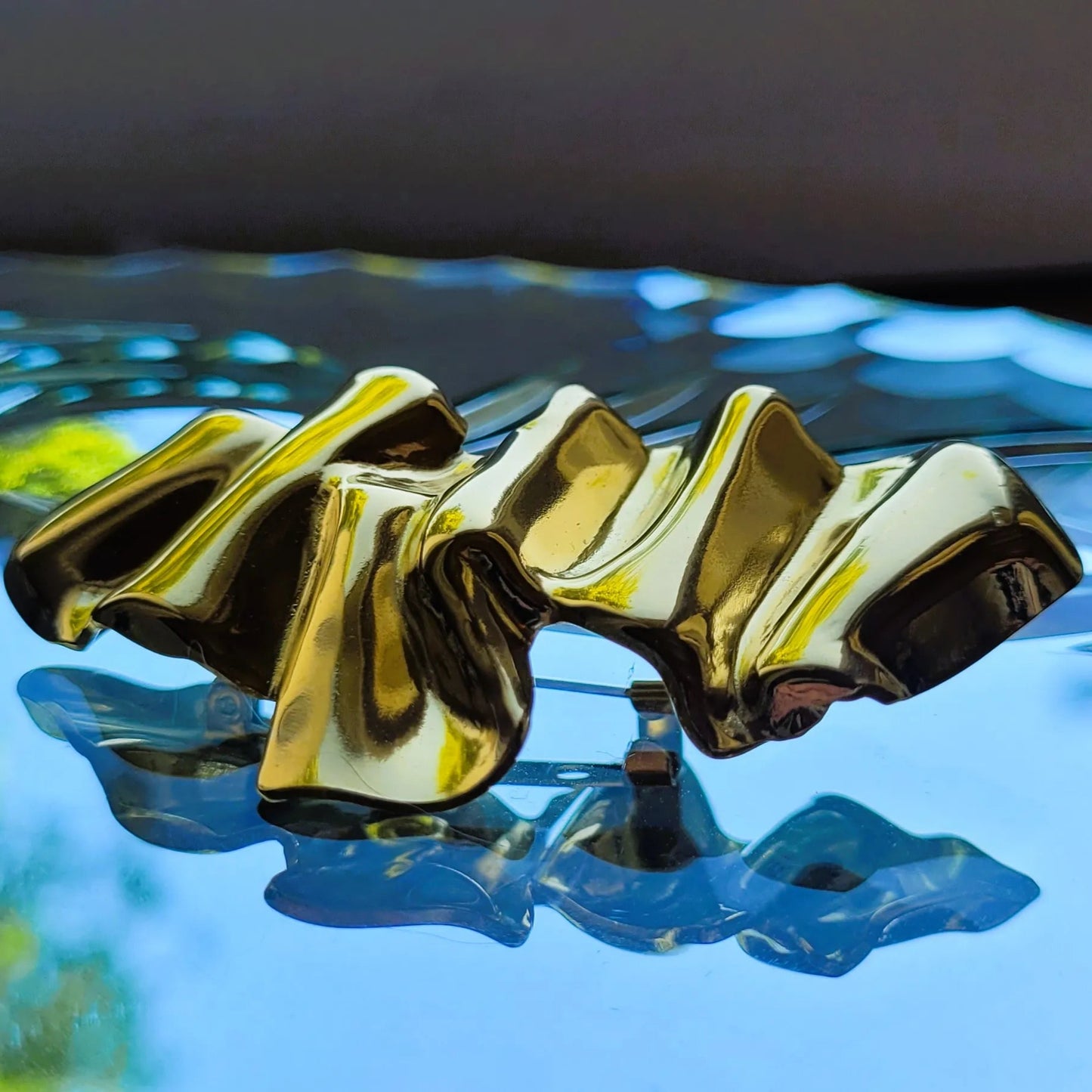 broche dorée Asmée, une broche luxe moderne et graphique