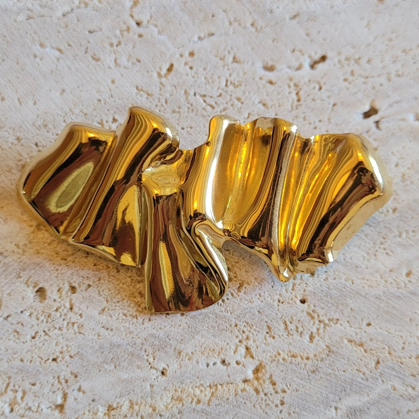 broche dorée Asmée, une broche sculpturale pour vêtement, tendance en 2025