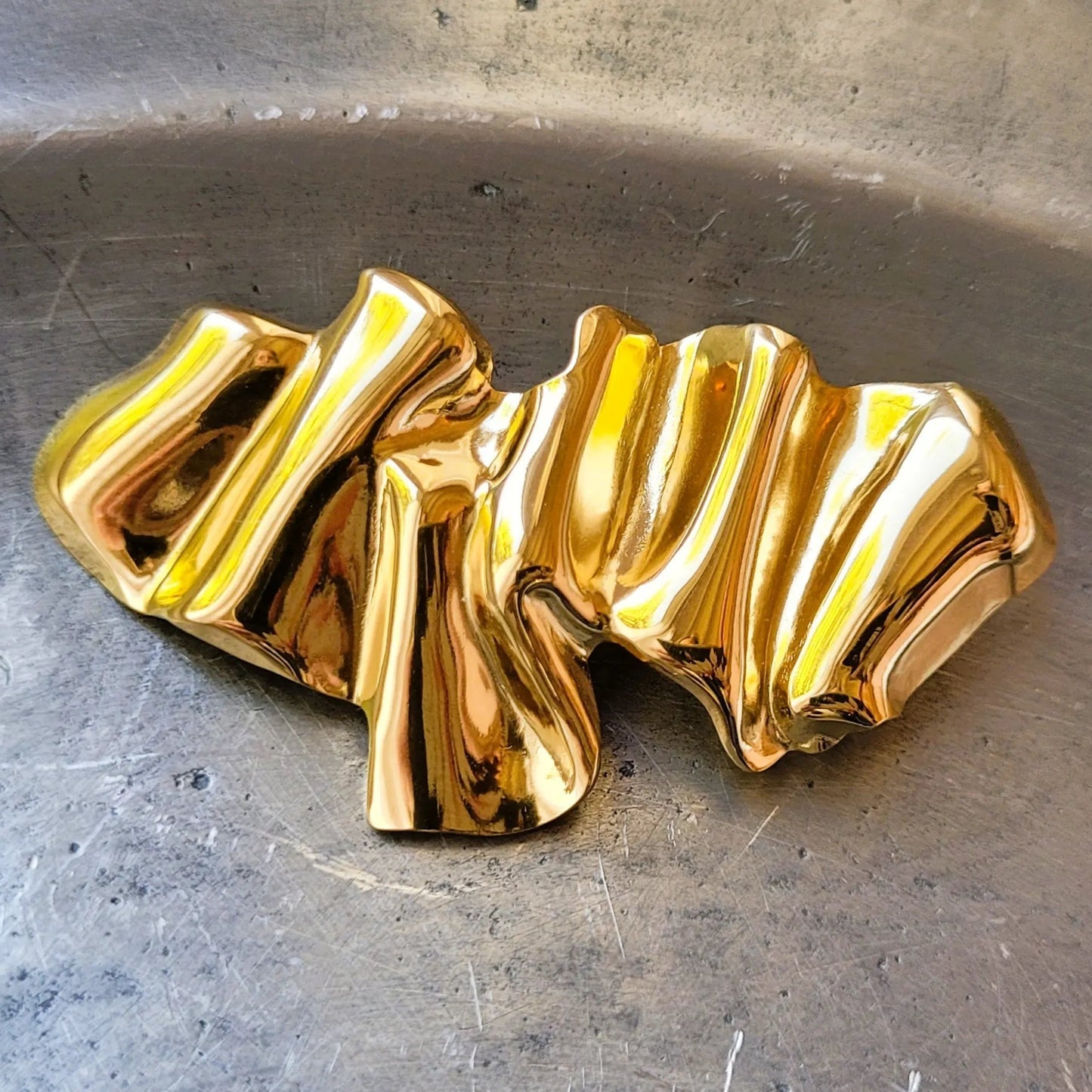 broche dorée Asmée, une broche moderne et graphique pour vêtement