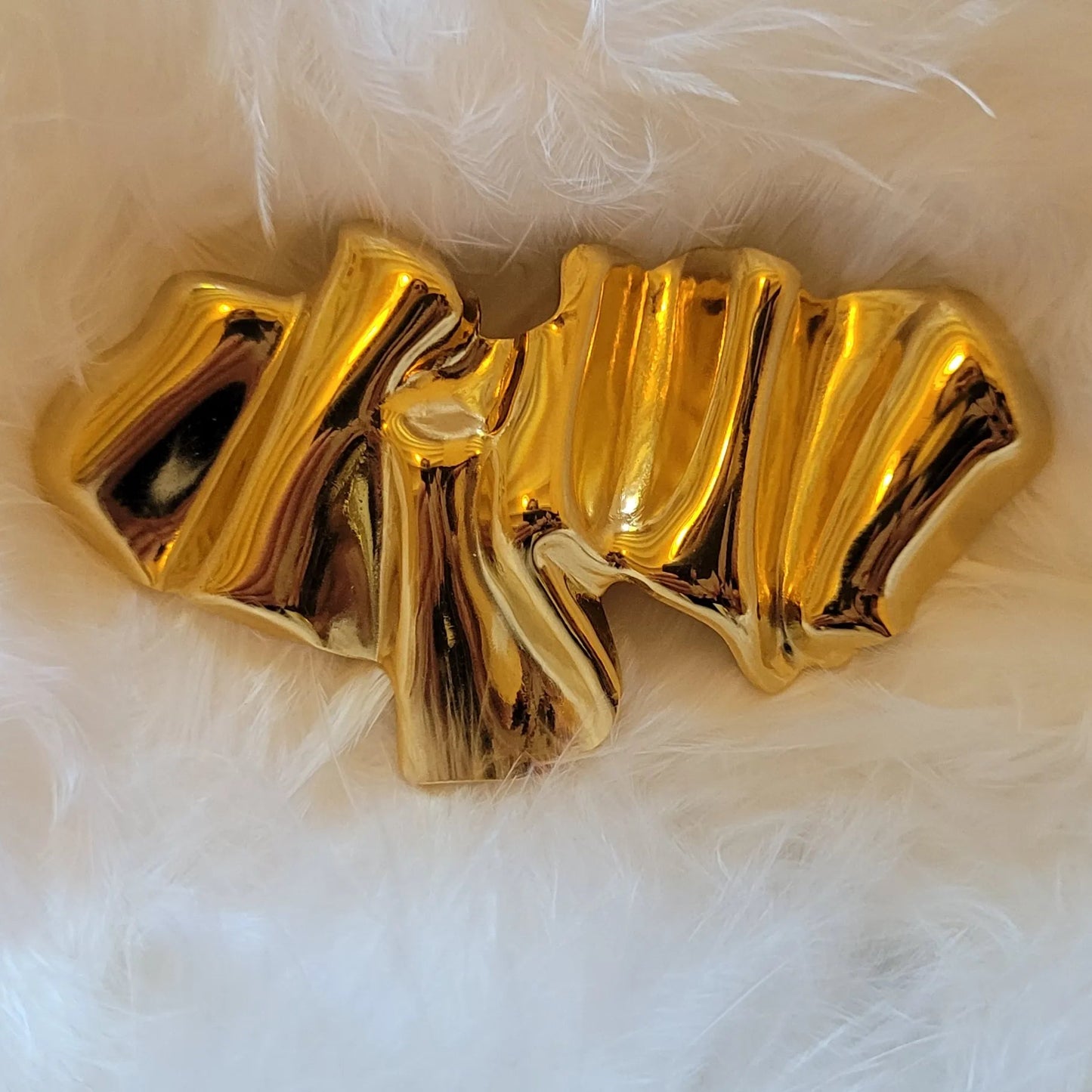 broche dorée Asmée, une broche moderne et graphique pour vêtement de femme