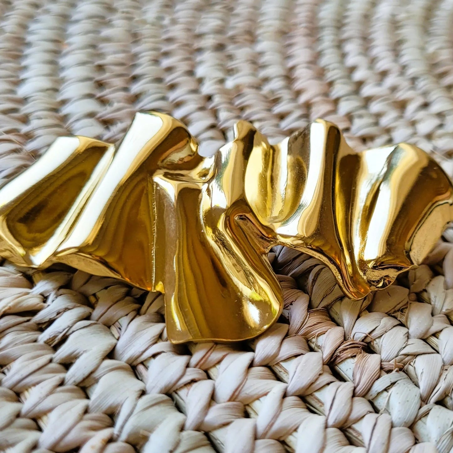 broche dorée Asmée, un bijou sculptural, tendance en 2025