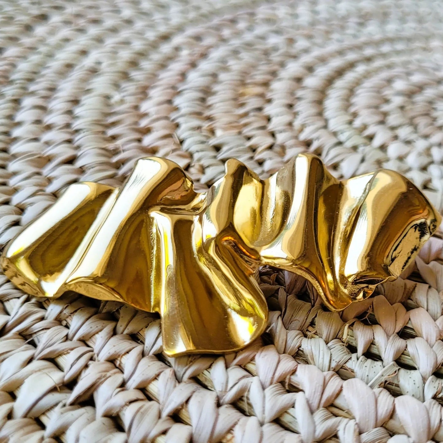 broche dorée Asmée, un bijou moderne et graphique