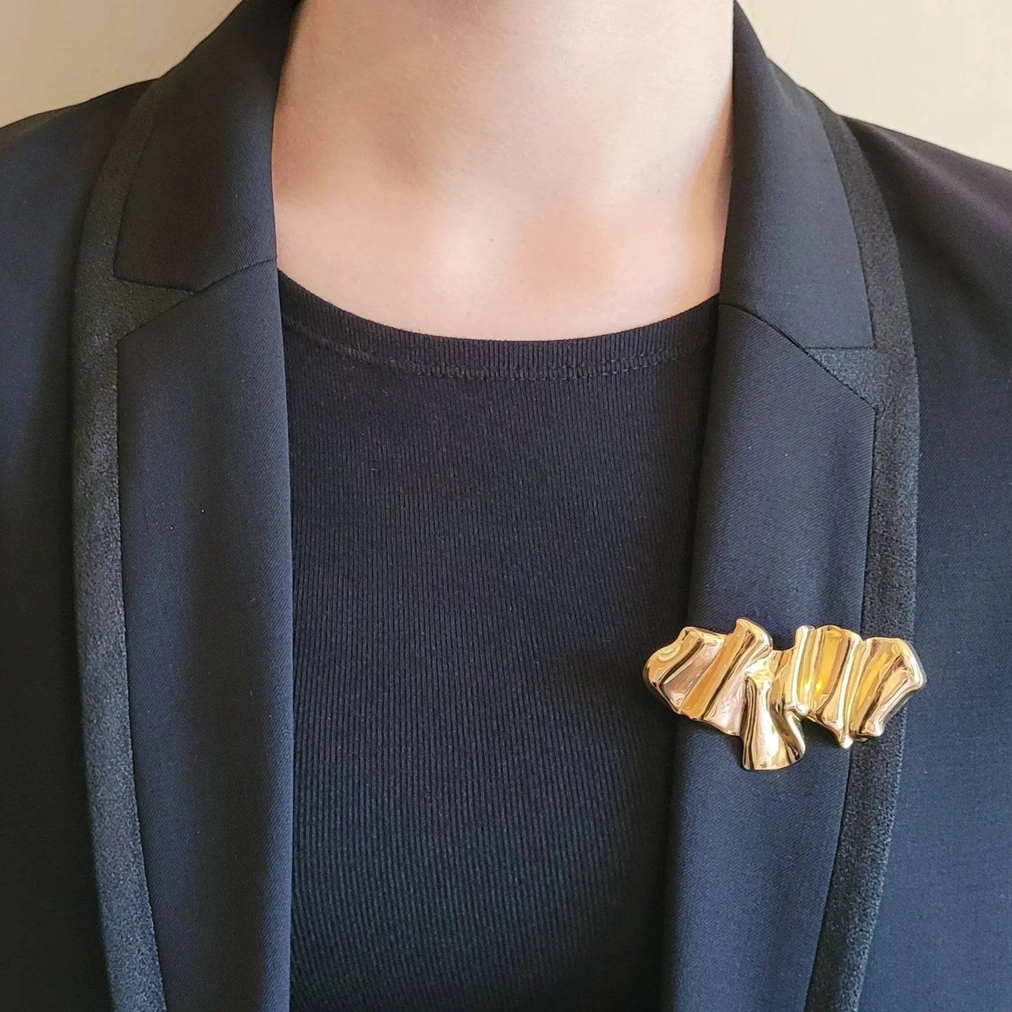 broche dorée Asmée, un bijou moderne et graphique