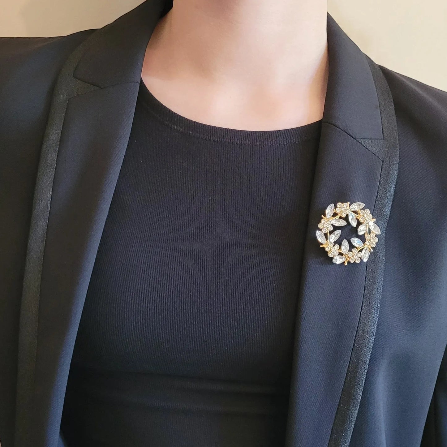 broche dorée Aura, une broche luxueuse en forme de couronne éclatante