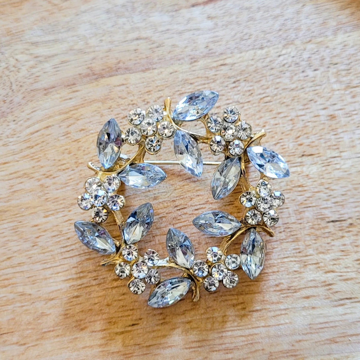 broche dorée Aura, une broche luxueuse au design élégant