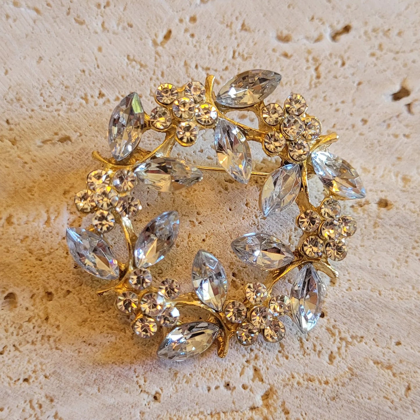 broche dorée Aura, une broche en forme de couronne éclatante pour vêtement de femme, tendance en 2025