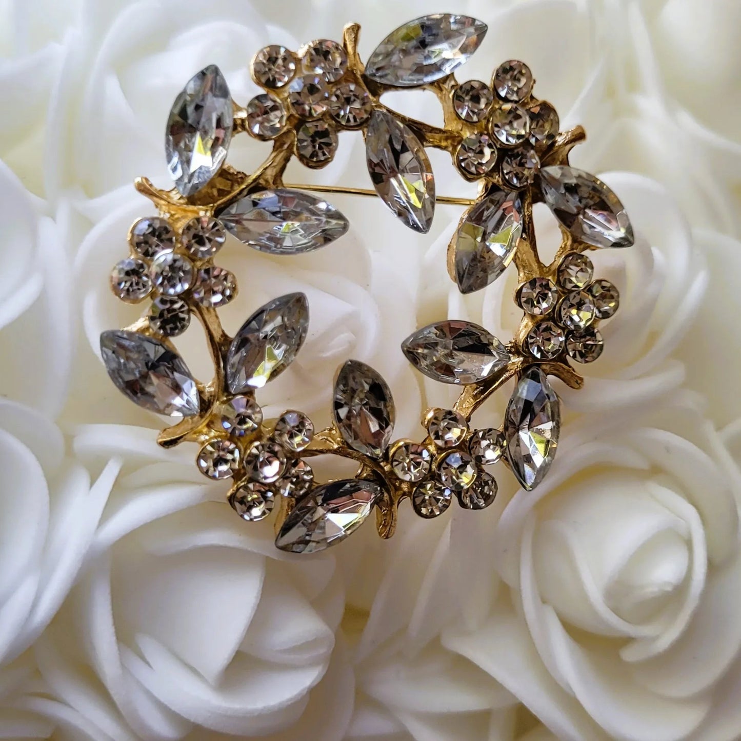 broche dorée Aura, une broche au design élégant pour vêtement de femme