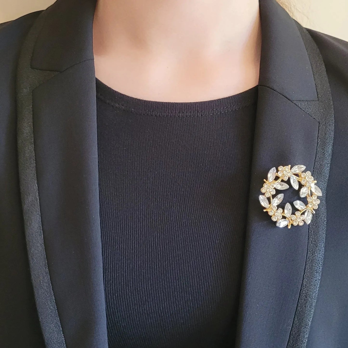 broche dorée Aura, un bijou au design élégant