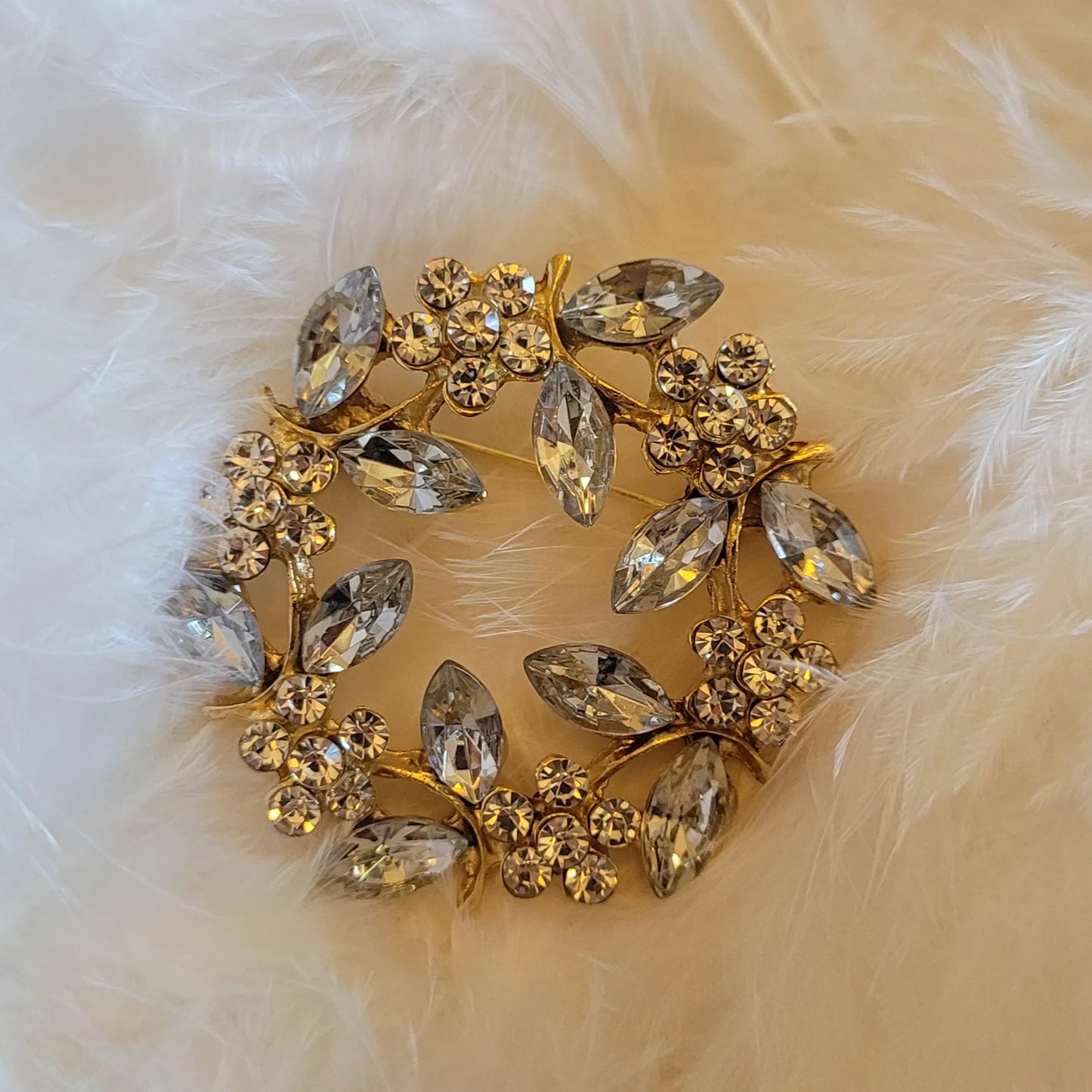 broche dorée Aura, une broche en forme de couronne éclatante, bijou tendance en 2025