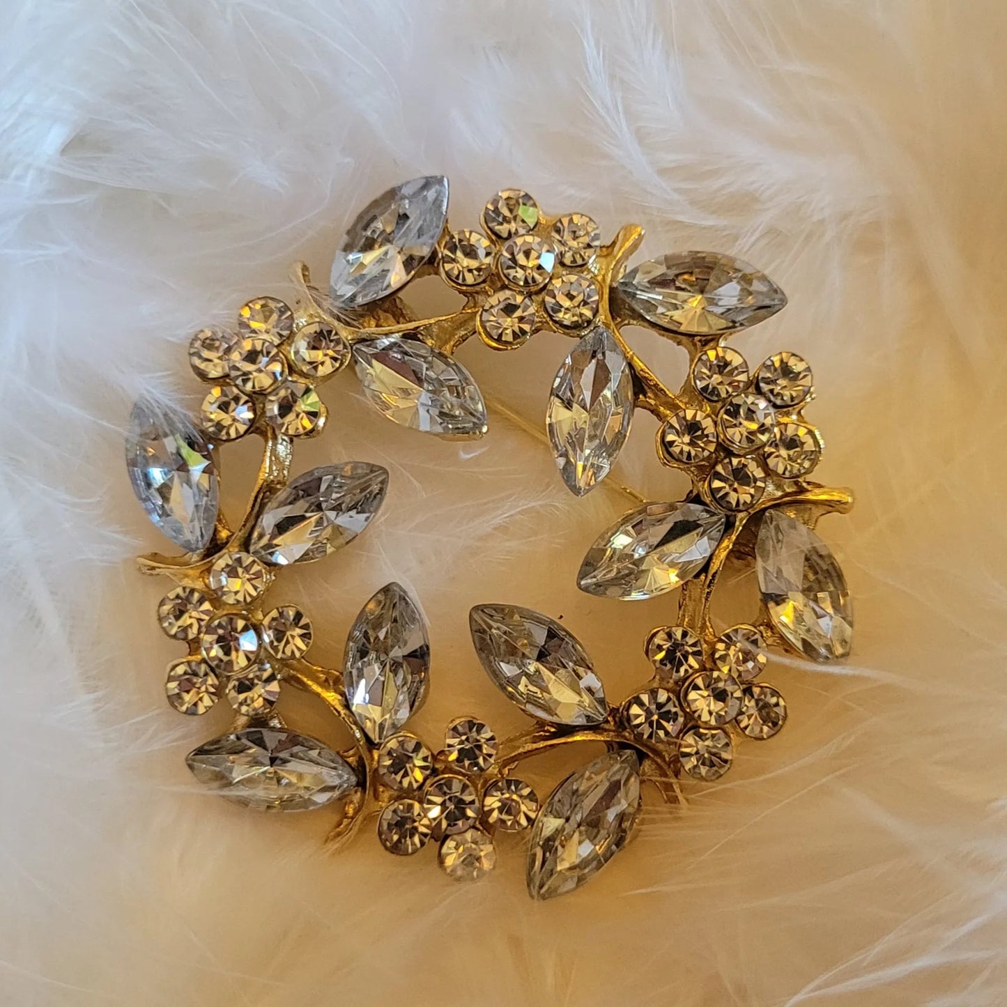 broche dorée Aura, un bijou au design élégant